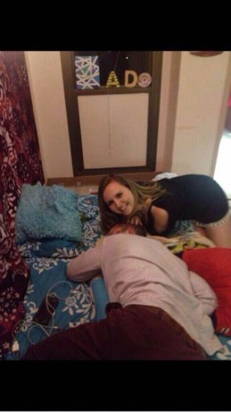 Девки фоткаются с пьяными парнями