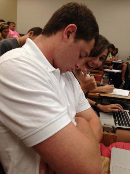 Девки фоткаются с пьяными парнями