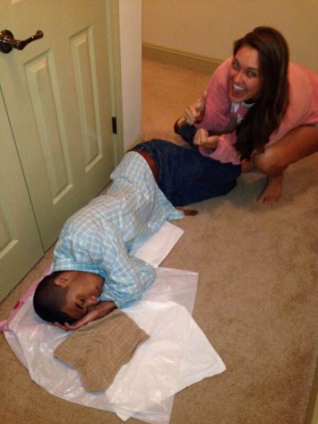 Девки фоткаются с пьяными парнями