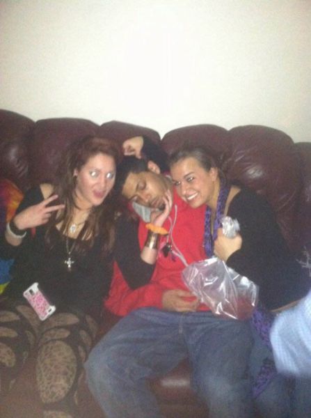 Девки фоткаются с пьяными парнями