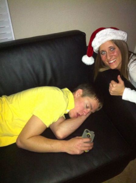 Девки фоткаются с пьяными парнями