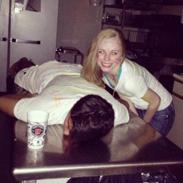 Девки фоткаются с пьяными парнями