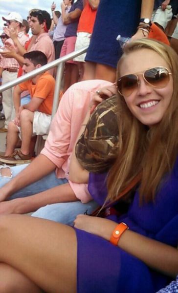 Девки фоткаются с пьяными парнями