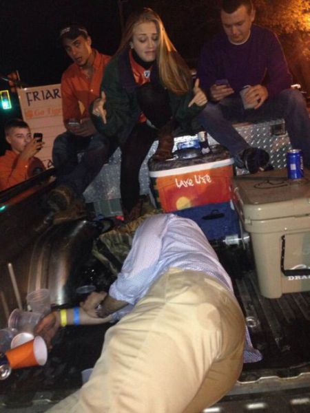 Девки фоткаются с пьяными парнями