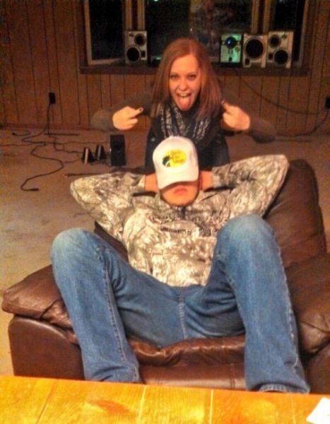 Девки фоткаются с пьяными парнями