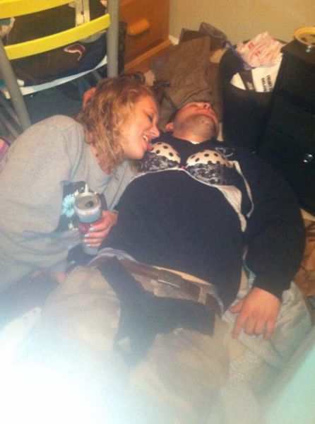 Девки фоткаются с пьяными парнями