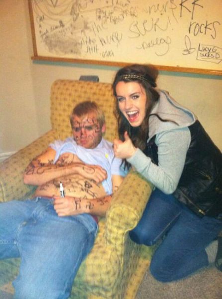 Девки фоткаются с пьяными парнями