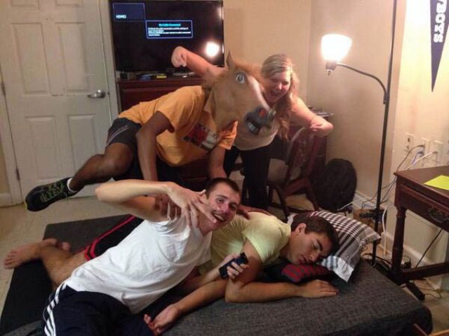 Девки фоткаются с пьяными парнями