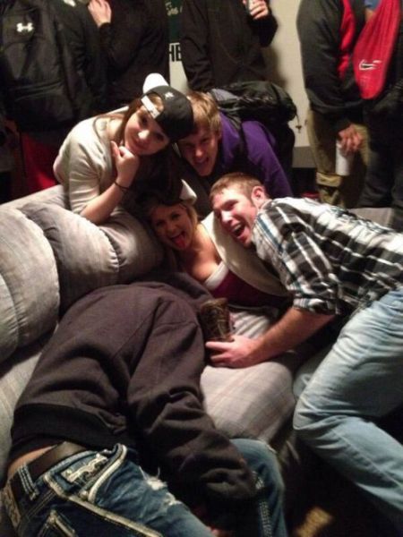 Девки фоткаются с пьяными парнями