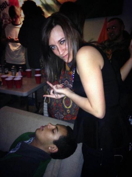 Девки фоткаются с пьяными парнями