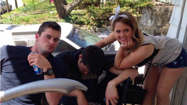 Девки фоткаются с пьяными парнями