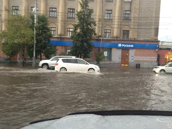 В Красноярске падают деревья, тонут машины и гаснет свет В Красноярске падают деревья, тонут машины и гаснет свет