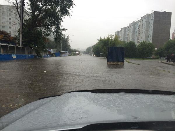 В Красноярске падают деревья, тонут машины и гаснет свет В Красноярске падают деревья, тонут машины и гаснет свет