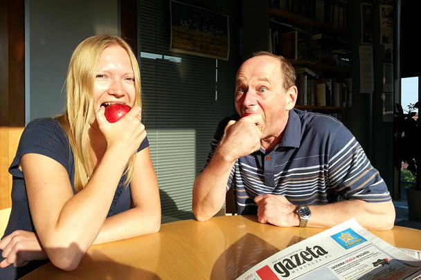  Акция «Ешь яблоки назло русскому» набирает обороты