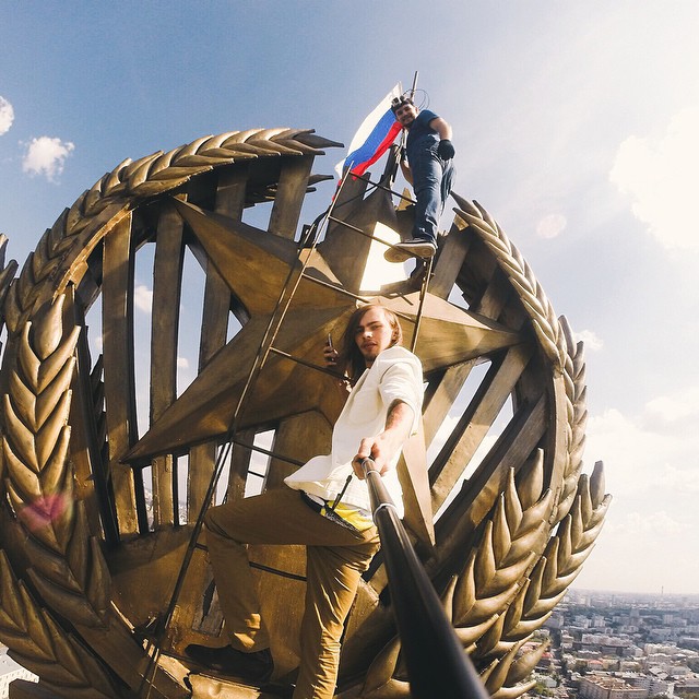 На высотке в Москве установлен российский триколор