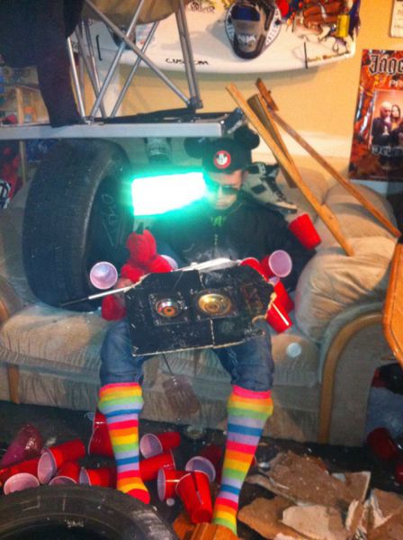 Бухнул с друзьями в гараже...