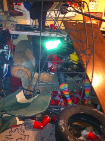 Бухнул с друзьями в гараже...