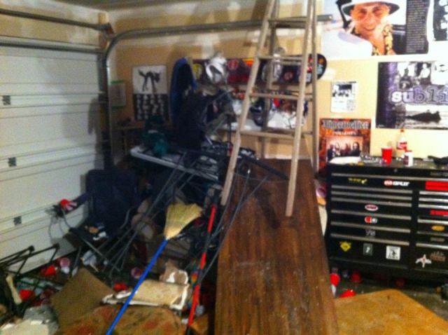 Бухнул с друзьями в гараже...