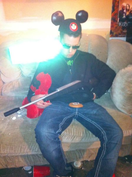 Бухнул с друзьями в гараже...