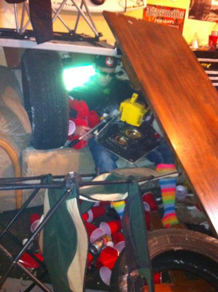 Бухнул с друзьями в гараже...