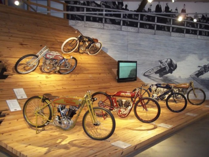 Самая большая в мире коллекция мотоциклов (89 фото)