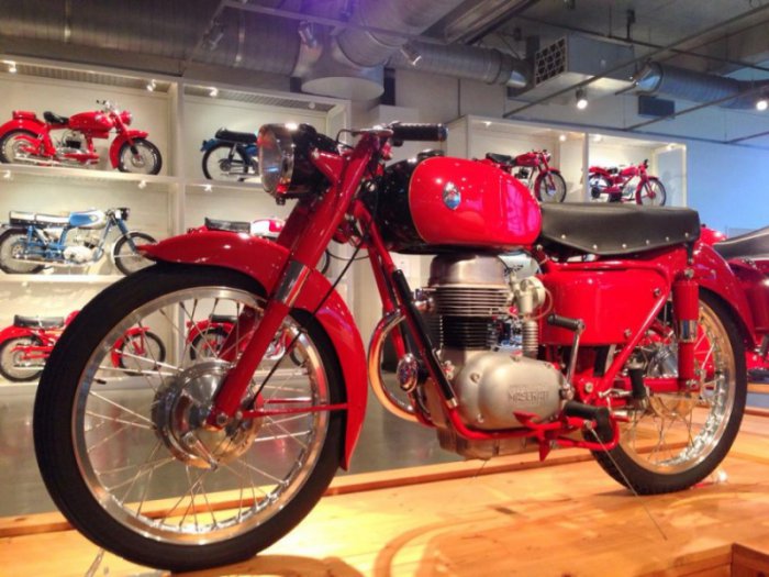 Самая большая в мире коллекция мотоциклов (89 фото)