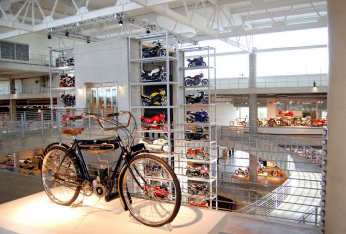 Самая большая в мире коллекция мотоциклов (89 фото)