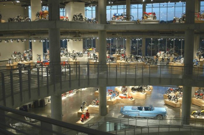 Самая большая в мире коллекция мотоциклов (89 фото)