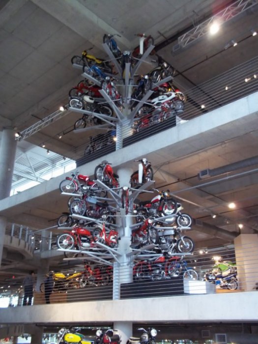 Самая большая в мире коллекция мотоциклов (89 фото)