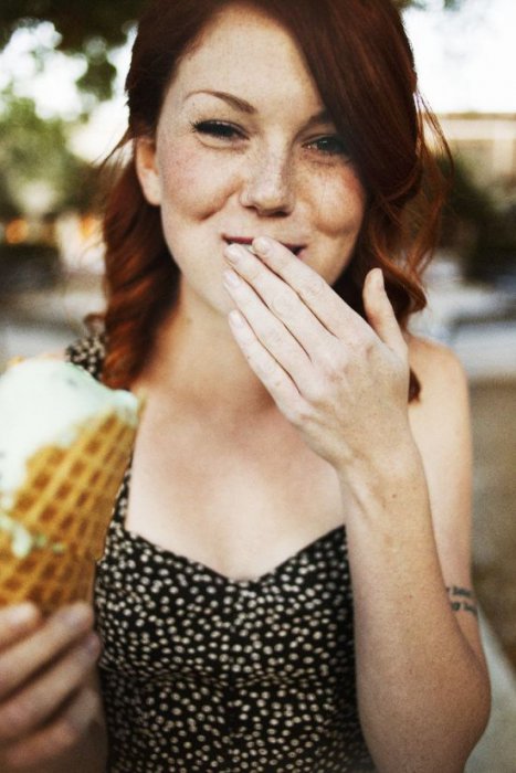Девушки с мороженым