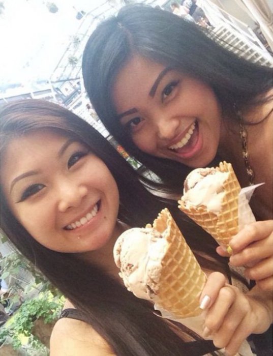 Девушки с мороженым