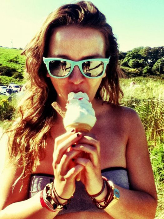 Девушки с мороженым