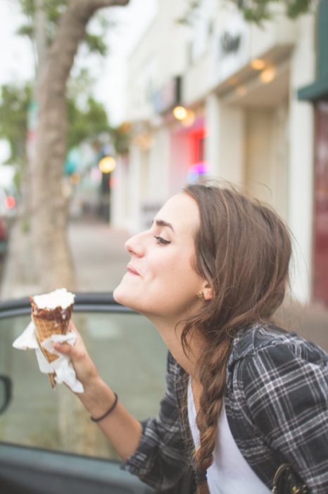 Девушки с мороженым