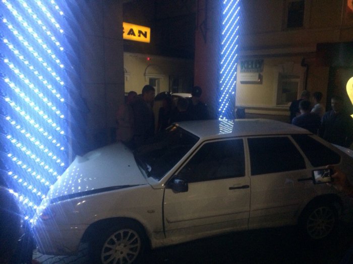 В 2 ночи ВАЗ 21014 протаранил Клуб