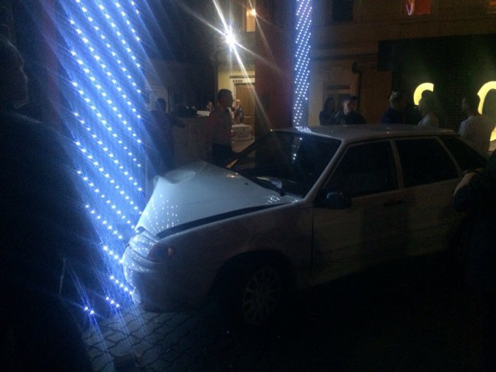 В 2 ночи ВАЗ 21014 протаранил Клуб