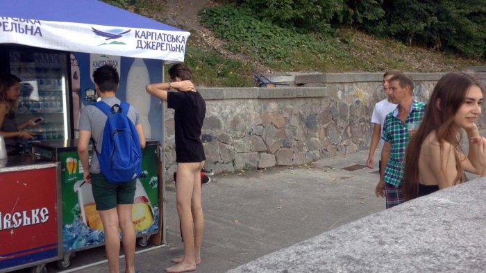 С голым задом по центру Киева