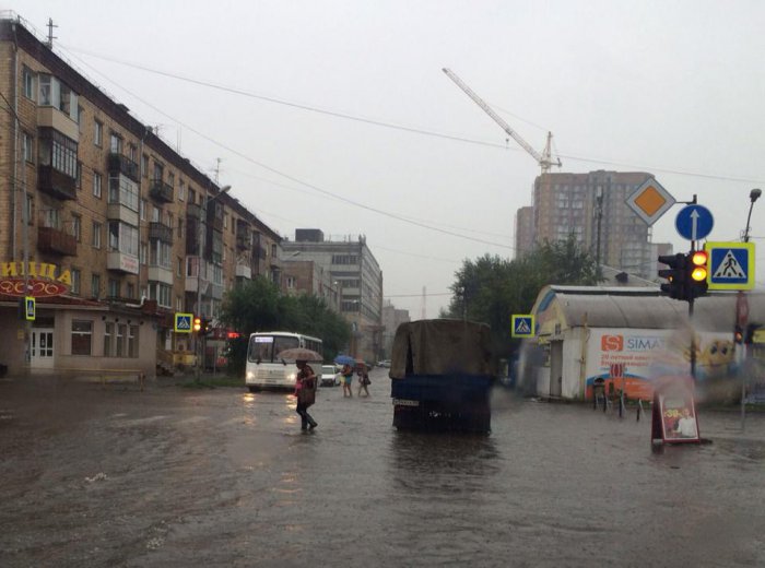 В Красноярске падают деревья, тонут машины и гаснет свет