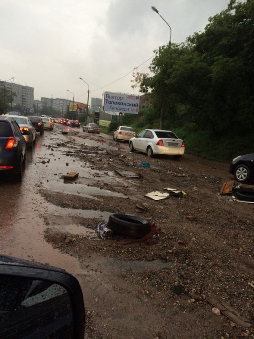 В Красноярске падают деревья, тонут машины и гаснет свет