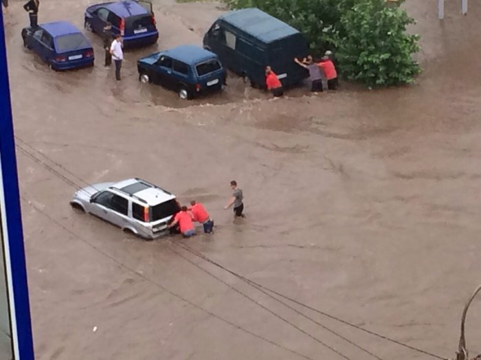 В Красноярске падают деревья, тонут машины и гаснет свет