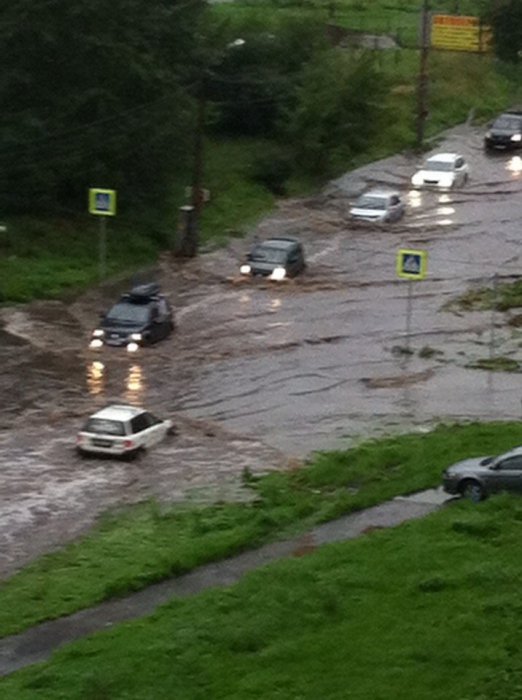 В Красноярске падают деревья, тонут машины и гаснет свет