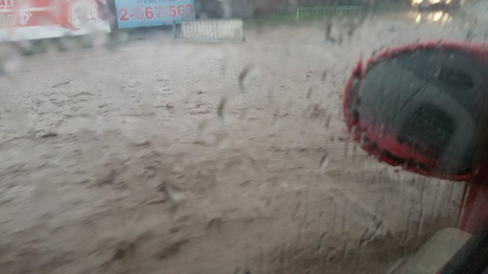 В Красноярске падают деревья, тонут машины и гаснет свет