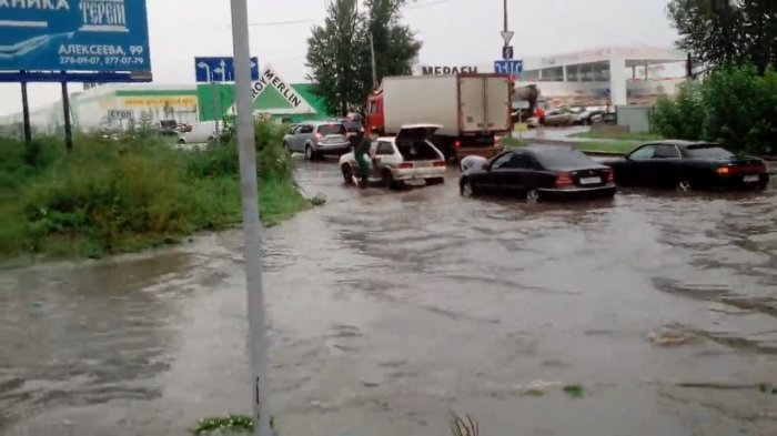 В Красноярске падают деревья, тонут машины и гаснет свет