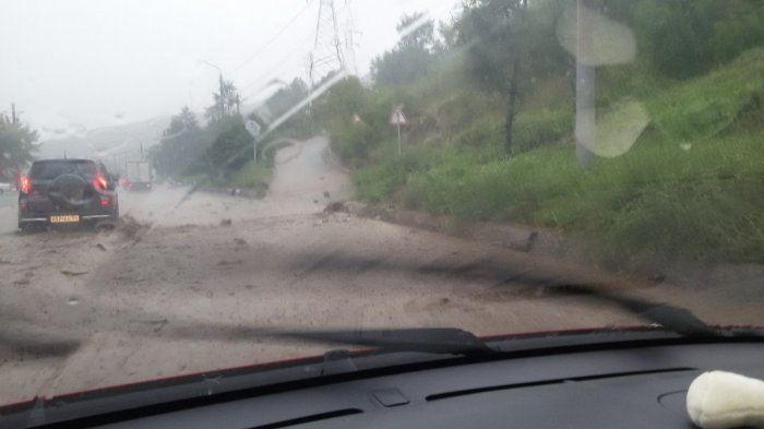 В Красноярске падают деревья, тонут машины и гаснет свет