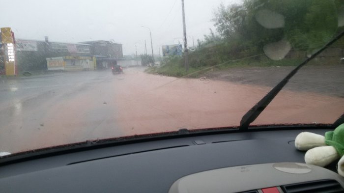 В Красноярске падают деревья, тонут машины и гаснет свет