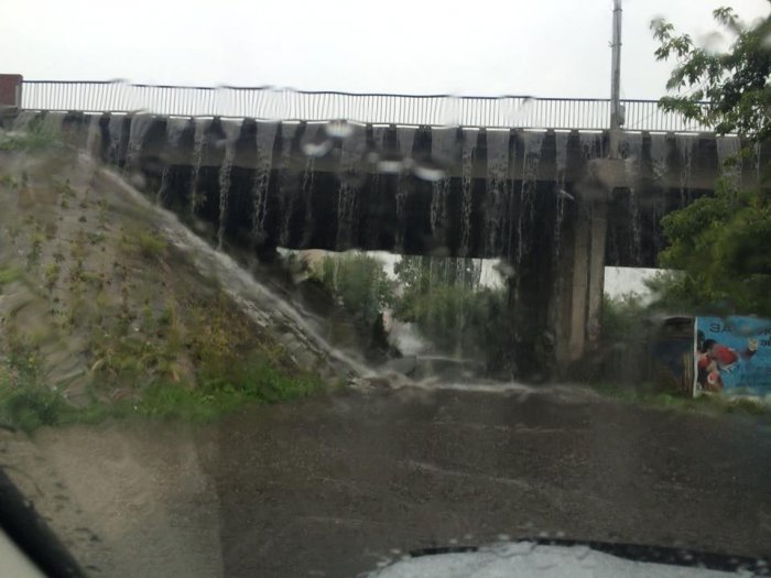 В Красноярске падают деревья, тонут машины и гаснет свет