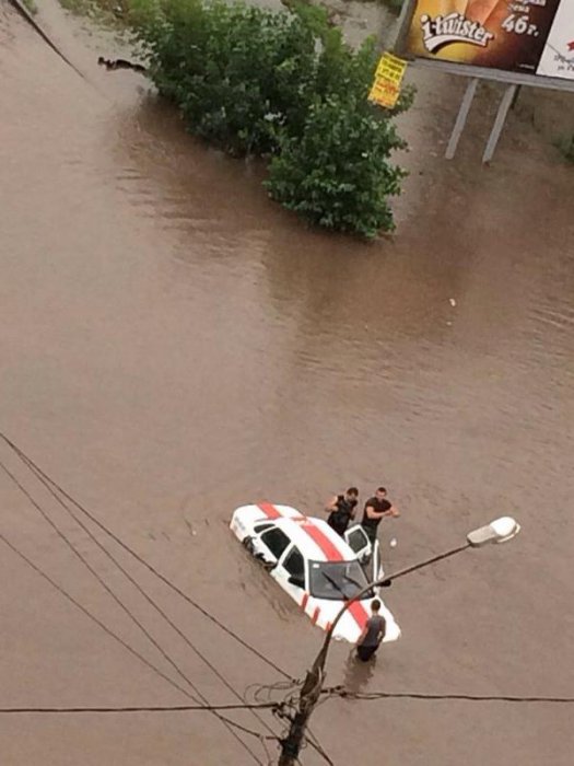 В Красноярске падают деревья, тонут машины и гаснет свет