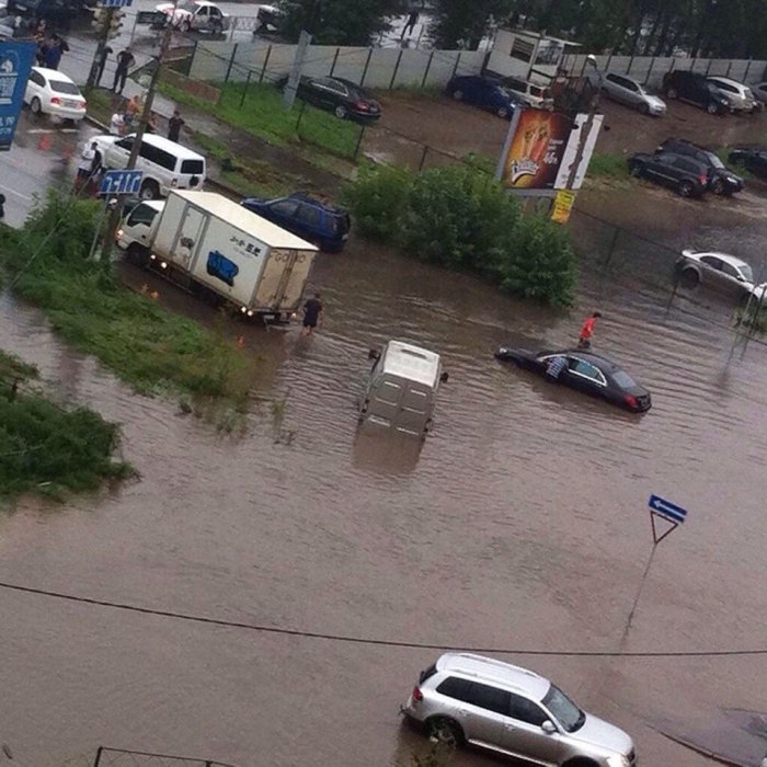 В Красноярске падают деревья, тонут машины и гаснет свет