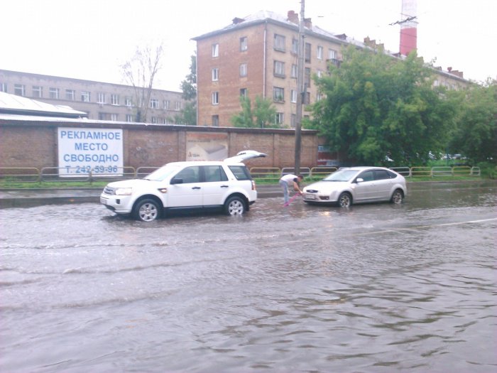 В Красноярске падают деревья, тонут машины и гаснет свет
