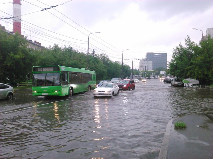 В Красноярске падают деревья, тонут машины и гаснет свет