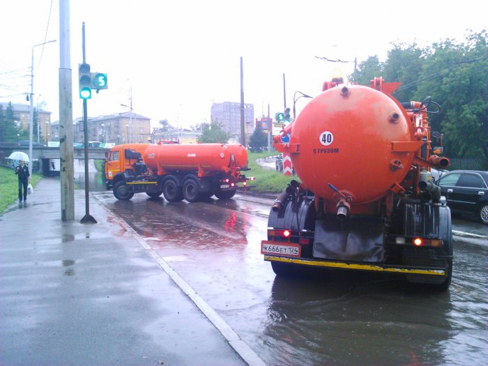 В Красноярске падают деревья, тонут машины и гаснет свет